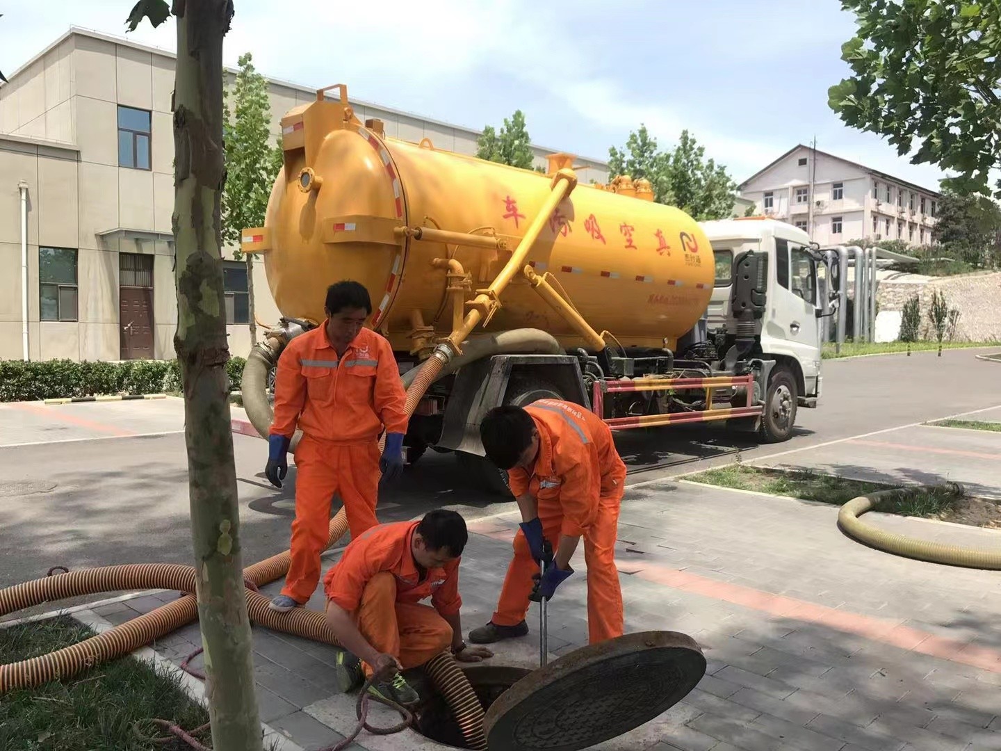 鸡东管道疏通车停在窨井附近