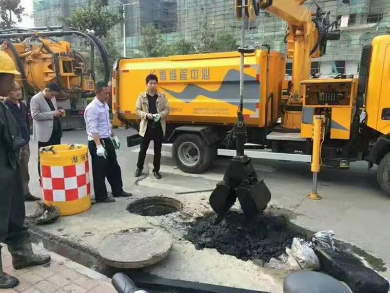 鸡东街道：网格员化身“清道夫”，为民解忧疏通“堵心”化粪池