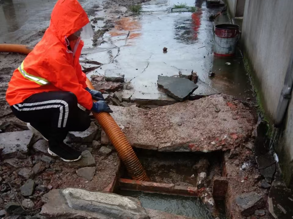 鸡东专业清理污水池 炜誉市政以规范流程守护城市 “肠道”